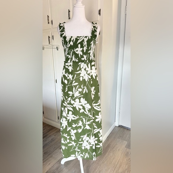 Emma & Michele Dresses & Skirts - NWOT Emma & Michel Sleeveless dress with stretch top Size S